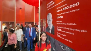 L’ambassadeur américain visite l’exposition « 95 ans du drapeau du Parti éclairant la voie ». Photo: nhandan.vn