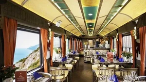 Le train SJourney, répondant aux normes de service cinq étoiles, attire de nombreux touristes internationaux pour une expérience inoubliable. Photo : PYS Travel. 