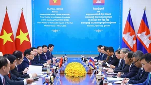 Le Premier ministre vietnamien Pham Minh Chinh s’est entretenu, le 6 février à Phnom Penh, avec son homologue cambodgien Hun Manet. Photo : VNA.