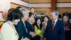 Le secrétaire général du Parti To Lam à la rencontre avec la communauté vietnamienne au Cambodge. Photo : VNA.