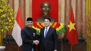 Le président de la République, Luong Cuong (droite), reçoit le 6 février à Hanoï l'ambassadeur d’Indonésie, Adam Mulawarman Tugio. Photo : VNA.