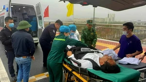 Les gardes-frontières vietnamiens et chinois coordonnent leurs efforts pour ouvrir une voie verte pour les ambulances transportant des patients chinois. Photo : VNA.