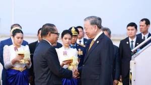 Cérémonie d'accueil du secrétaire général du Parti To Lam et de la délégation de haut niveau à l'aéroport international de Techo. Photo : VNA.