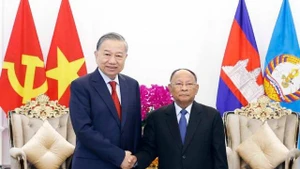 Le secrétaire général du Parti, To Lam (gauche) et le président d’honneur du PPC Heng Samrin, lors de leur rencontre le 6 février à Phnom Penh. Photo : VNA.