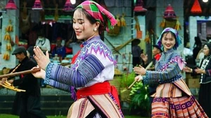 Danse traditionnelle de l'ethnie Hmong lors de la Journée de l’unité nationale au Village culturel et touristique des ethnies du Vietnam. Photo : VNA.