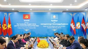 La rencontre entre le Comité central du Parti communiste du Vietnam et la Permanence du Comité central du Parti du peuple cambodgien. Photo : VNA.