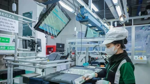 Système de bras robotisés et équipements modernes sur la chaîne de production de téléviseurs de la société Regza Electronics Vietnam (SARL). Photo : VNA Zalo Facebook Twitter Impression Copy link