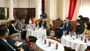 Séance de travail entre la délégation vietnamienne et les représentants de la Chambre de commerce et d’industrie (CCI) d’Oran. Photo : VNA.