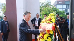 Le secrétaire général Tô Lâm dépose une gerbe au Monument de l’Indépendance, au Mémorial du roi Norodom Sihanouk, à Phnom Penh, le 6 février. Photo : VNA.