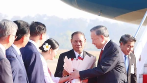 Le secrétaire général du Parti To Lam est arrivé à Vientiane, entamant sa visite au Laos. Photo : VNA.