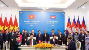 De nombreux accords de coopération ont été signé entre le Vietnam et le Cambpdge lors de la visite de To Lam au Cambodge. Photo : VNA.
