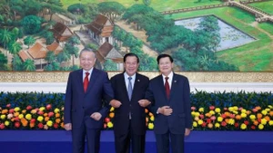 Rencontre des dirigeants des trois Partis du Vietnam, du Cambodge et du Laos