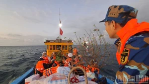 Le navire 628 de la Brigade 161 (Commandement naval de la Région 3) a acheminé « le Têt de l’affection » aux forces armées et à la population des deux districts insulaires de Con Co, province de Quang Tri et de Ly Son, province de Quang Ngai. Photo : nhandan.vn