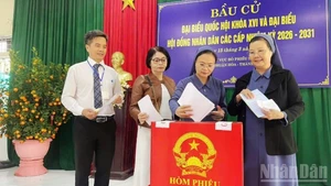 Des dignitaires religieux, des religieuses et des fidèles catholiques du quartier Thuan Hoa, à Hue, participent aux élections. Photo : nhandan.vn