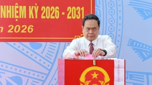 Le président de l’Assemblée nationale et président du Conseil électoral national, Tran Thanh Man, exerce son droit de vote au bureau de vote no 14, commune de Hoc Mon, à Hô Chi Minh-Ville.