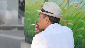 Le taux de tabagisme chez les hommes adultes au Vietnam reste encore élevé. Photo : nhandan.vn