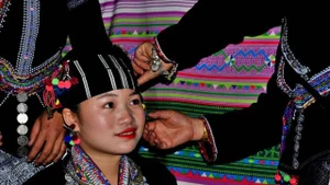 Le geste de nouer le foulard marque une étape décisive dans la vie d’une femme Lu : le mariage. À la fois ornement et symbole, ce foulard témoigne de la fidélité et de l’engagement de la jeune femme dans son rôle d’épouse et de bru. Photo: VOV