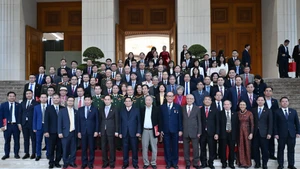 Le Premier ministre Pham Minh Chinh et les délégués présents à la cérémonie commémorant le 50ᵉ anniversaire de la création du Comité national des frontières. Photo : nhandan.vn
