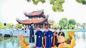 Le Club de chant alterné Quan ho du temple de Do lors d’une représentation au pavillon sur l’eau du temple de Do, province de Bac Ninh. Photo : nhandan.vn