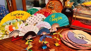 Les éventails de Chang Son se déclinent en de nombreux modèles et styles, attirant les visiteurs venus les découvrir. Photo : congthuong.vn