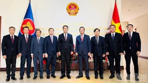 L’ambassadeur Nguyen Minh Tqm reçoit la délégation de la Commission des relations extérieures du Comité central du Parti populaire révolutionnaire lao, conduite par son chef Bounleua Phandanouvong, venue présenter ses vœux. Photo : nhandan.vn