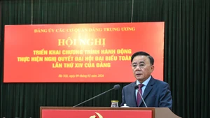 Tran Cam Tu, permanent du Secrétariat et secrétaire du Comité du Parti des organes centraux du Parti, prononce le discours de clôture de la conférence. Photo : DUY LINH.