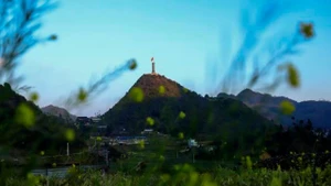 La tour du drapeau de Lung Cu (commune de Lung Cu, province de Tuyen Quang), symbole sacré marquant la souveraineté nationale, est la première halte du voyage à la découverte de la terre en forme de S. Photo : vtv.vn
