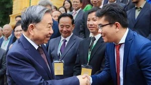 Le Secrétaire général du Parti communiste du Vietnam, To Lam, a reçu une délégation de Vietnamiens exemplaires de l’étranger, dont Pham Khanh Nam, au Palais présidentiel. Photo fournie par M. Pham Khanh Nam.