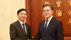 Le vice-Premier ministre Tran Hong Ha (gauche) et Wang Dongming, vice-président du Comité permanent de l'Assemblée populaire nationale de Chine. Photo : VNA. 