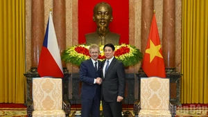 Le président de la République, Luong Cuong (à droite) et le Président du Sénat tchèque, Milos Vystrcil (à gauche). Photo : nhandan.vn