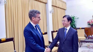 Le vice-ministre des Affaires étrangères Ngo Le Van (à droite), président de la Commission nationale vietnamienne pour l’UNESCO, a reçu M. Jonathan Wallace Baker, chef du Bureau de représentation de l’UNESCO au Vietnam. Photo : baoquocte.vn