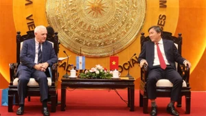 Le professeur, docteur Le Van Loi (à droite), président de l’Académie des sciences sociales du Vietnam, et l’ambassadeur Marcos Antonio Bednarski lors de l’entretien. Photo : VASS.