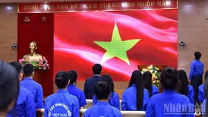 Les jeunes membres et volontaires du Front de la Patrie ainsi que des organisations centrales ont participé à la cérémonie de lever du drapeau. Photo: nhandan.vn