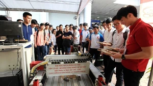 Le produit Machine de fraisage à 4 axes BK CIM - CNC, conçu par l’Institut de Mécanique, Département de Technologie de fabrication mécanique de l’Université Polytechnique de Hanoï, est exposé à l’Exposition des réalisations scientifiques et technologiques organisée à l’occasion de l’anniversaire de la fondation de l’université. Photo : VNA
