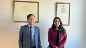 Le consul général du Vietnam à San Francisco, Hoang Anh Tuan, a rencontré et travaillé avec la vice-maire de Los Angeles chargée des relations internationales, Mme Dilpreet Sidhu, le 9 décembre. Photo : Consulat général du Vietnam à San Francisco