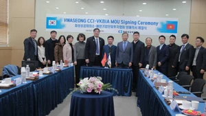 Les délégués participant à la cérémonie de signature posent pour une photo souvenir. Photo : VKBIA.