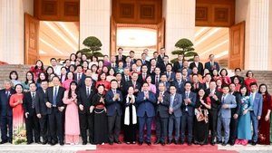 Le Premier ministre Pham Minh Chinh et les représentants d'enseignants exemplaires. Photo: nhandan.vn 