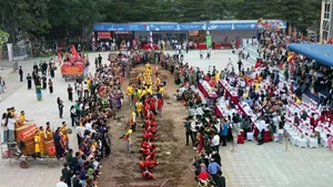 Vue d’ensemble du programme d’échanges et de présentation des « Rituels et jeux de tir à la corde ». Source : Journal Van Hoa