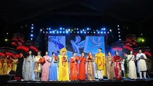 La soirée de mode « Patrimoine de Hanoï » a illuminé l’espace culturel de la capitale à travers un langage artistique mêlant tradition et modernité. Photo: nhandan.vn