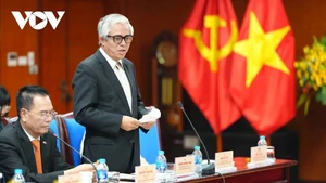 L'ancien vice-ministre des Affaires étrangères et ancien ambassadeur du Vietnam aux États-Unis, Pham Quang Vinh, s’exprime lors de la conférence de consultation sur le projet de documents soumis au XIVᵉ Congrès national du Parti. Photo: VOV