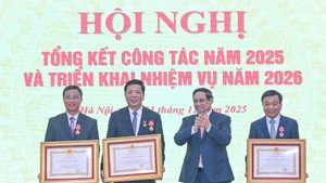Le Premier ministre Pham Minh Chính a remis les Ordres du Travail de différentes classes aux dirigeants du ministère de la Construction. Photo: nhandan.vn