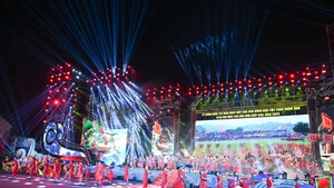 Une représentation artistique ouvre le programme. Photo: nhandan.vn