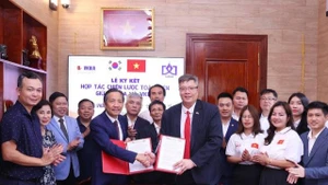 L’Association des sciences administratives du Vietnam et l’Association des entrepreneurs et investisseurs Vietnam–R. de Corée ont signé un accord de coopération stratégique globale.