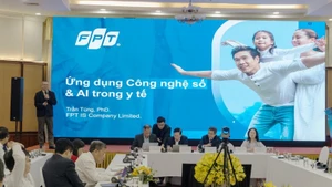 Le représentant du groupe FPT a partagé des informations sur l’application de l’intelligence artificielle dans les soins de santé lors du séminaire. Photo : nhandan.vn
