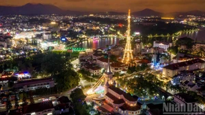 Le centre de la province fleurie de Lam Dong resplendit de mille couleurs dans la nuit de Noël. Photo: nhandan.vn