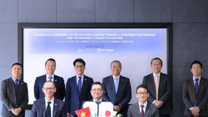 Cérémonie de signature du protocole d’accord en vue d’un partenariat stratégique tripartite entre NTT Data, NTT Data Vietnam et CMC Global. Photo: nhandan.vn