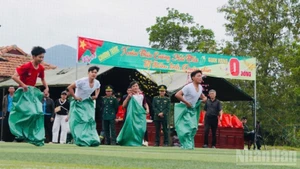 De nombreux jeux populaires ont animé la fête, apportant une ambiance printanière. Photo: nhandan.vn