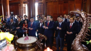 Le secrétaire général To Lam et la délégation de travail offrent de l’encens en hommage au président Ho Chi Minh au Site national spécial de Kim Lien. Photo : VNA