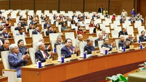 Le président de l’Assemblée nationale, Tran Thanh Man, et les délégués lors de la rencontre. Photo : VNA