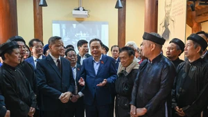 Le président de l’Assemblée nationale Tran Thanh Man avec le comité de gestion et les habitants au site commémoratif de l’ancien président permanent de l’Assemblée nationale Bui Bang Doan. Photo : nhandan.vn